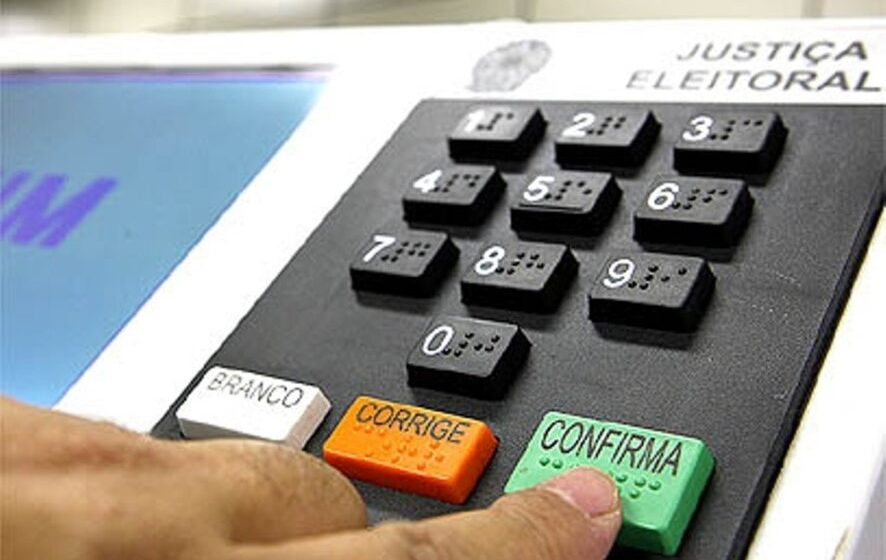 Logotipo da Marabraz sobre balança da justiça com martelo e prints de WhatsApp ao fundo