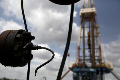 Ilustração de barris de petróleo e bandeira da Venezuela com setas de fluxo financeiro representando investimento de R$ 303 milhões