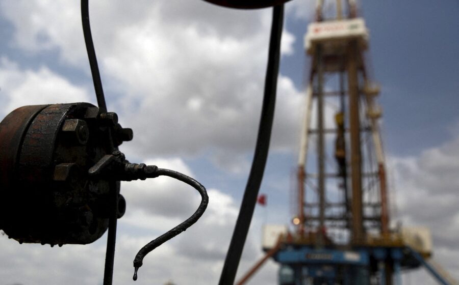 Ilustração de barris de petróleo e bandeira da Venezuela com setas de fluxo financeiro representando investimento de R$ 303 milhões