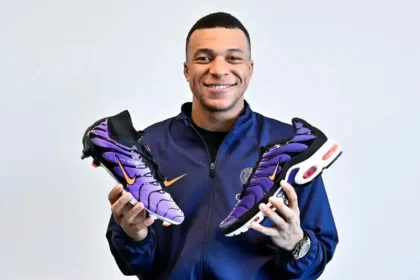 Kylian Mbappé vestindo uniforme da On assinando contrato, logo Nike riscado ao fundo