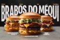 Logotipo do McDonald's com produtos de frango e gráfico de ações em queda