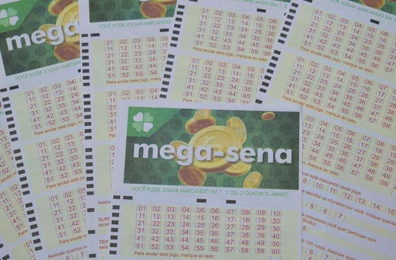 Bolas da Mega-Sena com dezenas 05, 35, 36, 41, 43, 48 e prêmio acumulado de R$ 52 milhões
