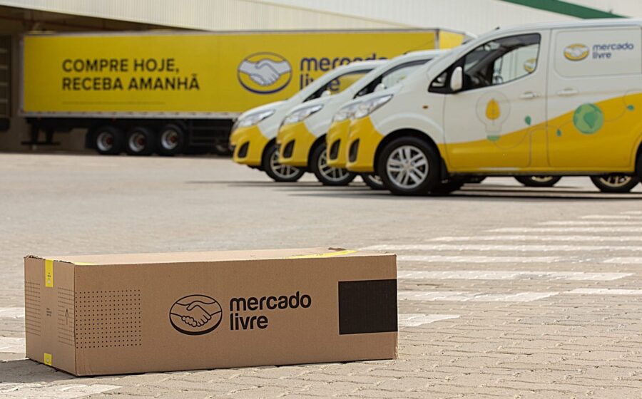 Fernando Yunes, head do Mercado Livre Brasil, em destaque com ícones de farmácia e relógio simbolizando entrega em 60 minutos