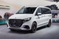 Mercedes-Benz Classe V van de luxo prateada estacionada, design elegante e proporções amplas
