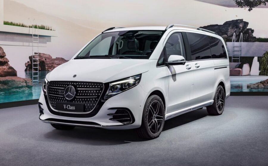 Mercedes-Benz Classe V van de luxo prateada estacionada, design elegante e proporções amplas