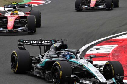 Mercedes e Ferrari F1 no circuito de Sepang na Malásia com destaque aerodinâmico