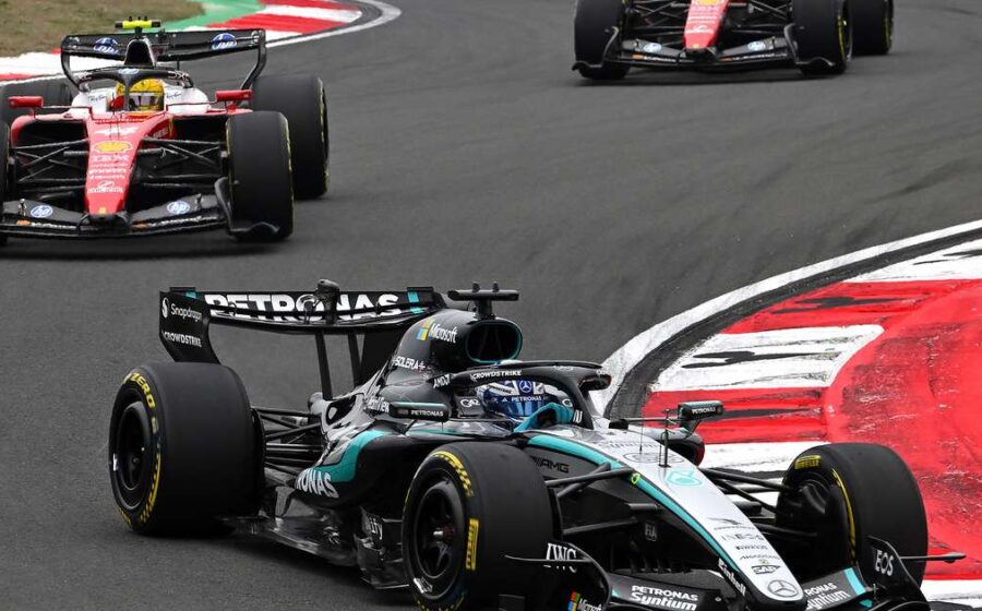 Mercedes e Ferrari F1 no circuito de Sepang na Malásia com destaque aerodinâmico