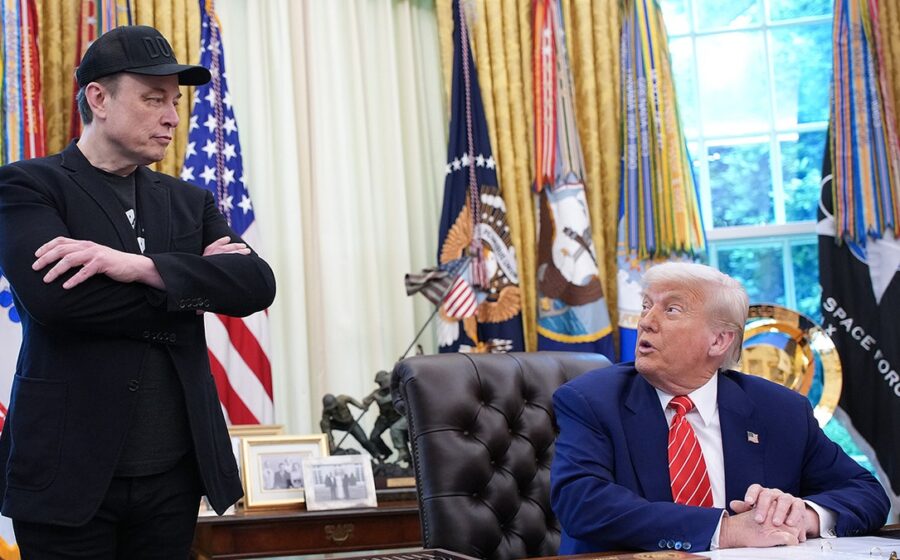 Donald Trump, Elon Musk e Jensen Huang sentados juntos em almoço na Casa Branca, simbolizando poder na IA
