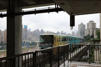 Monotrilho de Chongqing atravessando prédio residencial em megacidade chinesa de 32 milhões