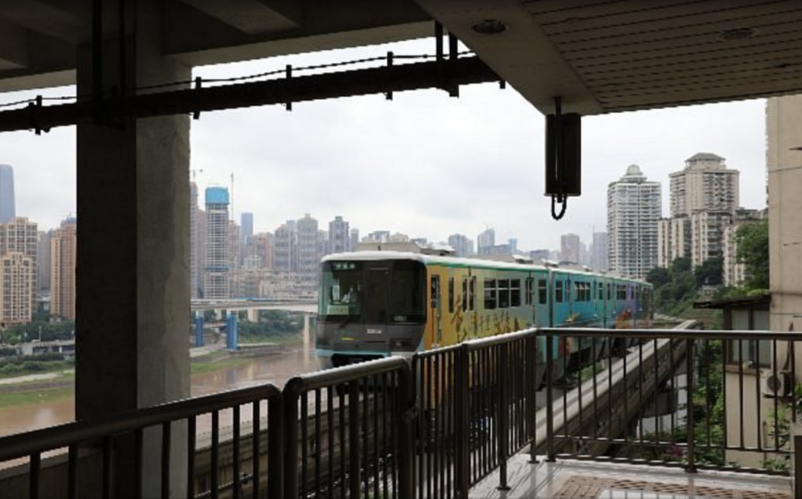 Monotrilho de Chongqing atravessando prédio residencial em megacidade chinesa de 32 milhões
