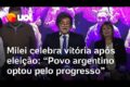 Javier Milei sorri diante de gráficos econômicos positivos enquanto argentinos enfrentam queda no consumo e alta da pobreza