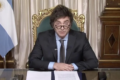 Javier Milei discursa com gráficos de superávit fiscal e inflação em queda, enquanto população argentina enfrenta pobreza nas ruas