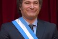 Javier Milei aponta para mapa da Patagônia argentina com ícones de data centers e inteligência artificial
