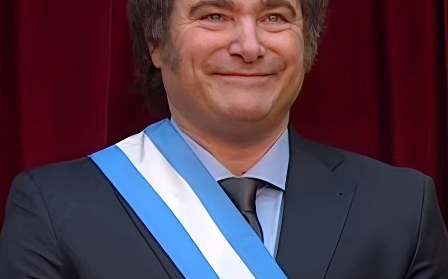 Javier Milei aponta para mapa da Patagônia argentina com ícones de data centers e inteligência artificial