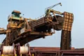 Grande mina a céu aberto no Brasil com equipamentos de extração de minerais críticos