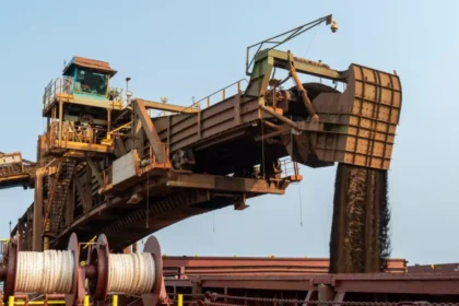 Grande mina a céu aberto no Brasil com equipamentos de extração de minerais críticos