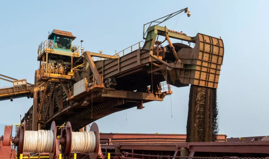 Grande mina a céu aberto no Brasil com equipamentos de extração de minerais críticos
