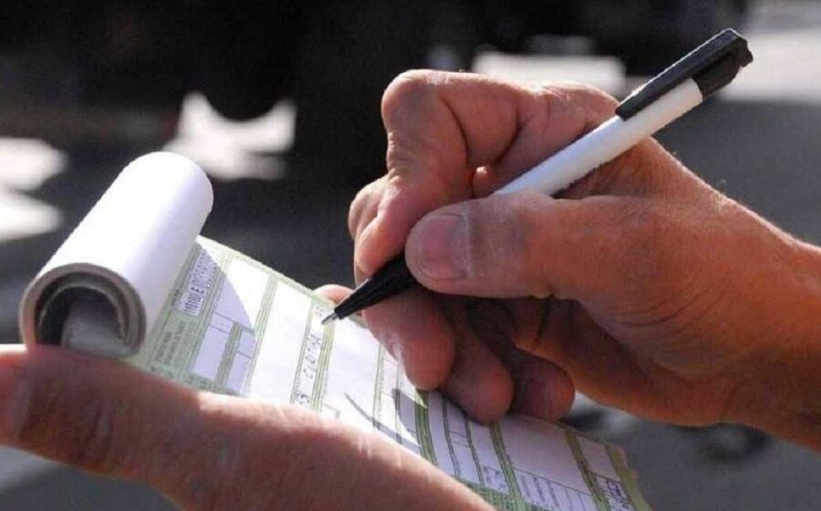 Passageiro sendo contido por comissários em avião, ilustrando novas regras da ANAC contra indisciplina