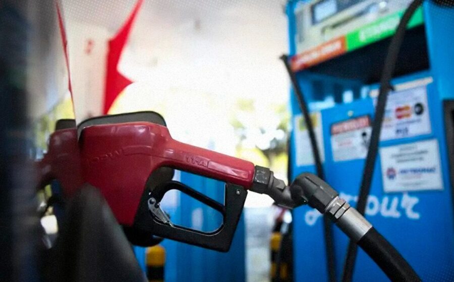 Posto de combustível com bomba de gasolina e placa de preço, representando fiscalização de preços abusivos