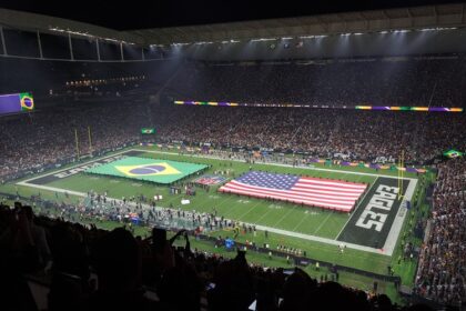Estádio Maracanã lotado com 72 mil torcedores assistindo jogo NFL Ravens vs Cowboys