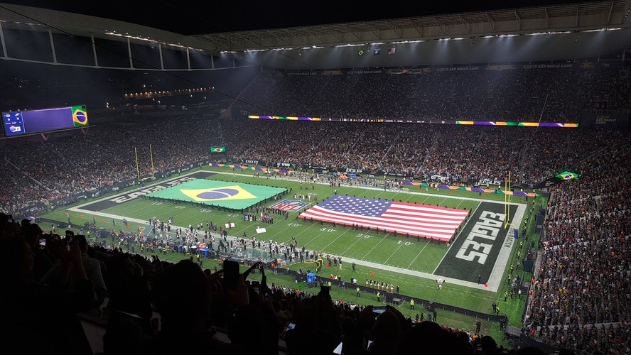 Estádio Maracanã lotado com 72 mil torcedores assistindo jogo NFL Ravens vs Cowboys