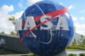 Nave Boeing Starliner acoplada à Estação Espacial Internacional com logotipo da NASA