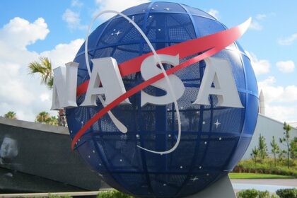 Nave Boeing Starliner acoplada à Estação Espacial Internacional com logotipo da NASA
