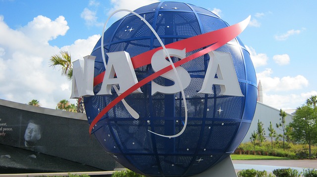 Nave Boeing Starliner acoplada à Estação Espacial Internacional com logotipo da NASA