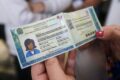 Pessoa solicitando nova Carteira de Identidade Nacional (CIN) pelo smartphone em casa