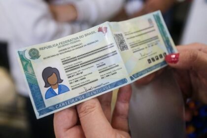 Pessoa solicitando nova Carteira de Identidade Nacional (CIN) pelo smartphone em casa