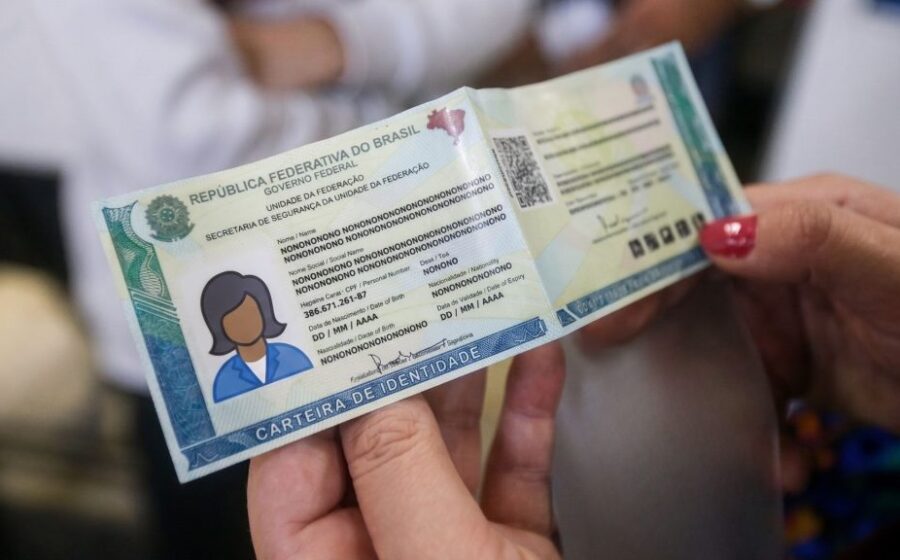 Pessoa solicitando nova Carteira de Identidade Nacional (CIN) pelo smartphone em casa