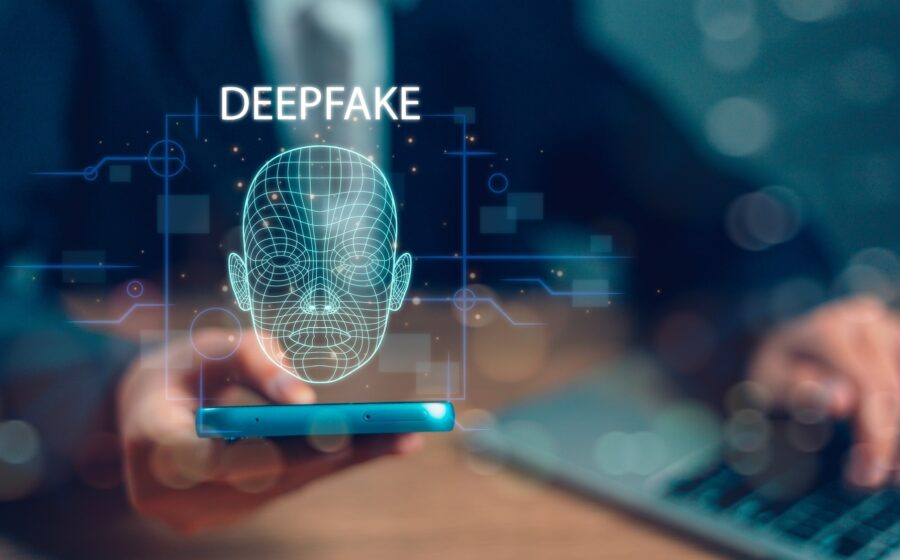 Martelo judicial sobre teclado com código de IA representando combate a deepfakes pornográficos