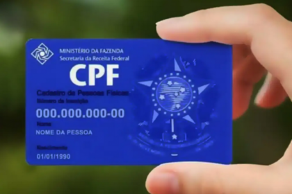 Fachada de loja de conserto de celulares em BH com placa informando nova lei de registro IMEI e CPF