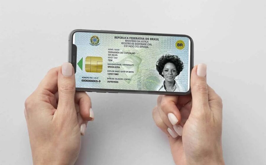 Pessoa agendando nova Carteira de Identidade Nacional (CIN) pelo smartphone