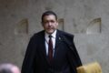 Nunes Marques e Flávio Dino em composição dividida representando embate no STF e TSE