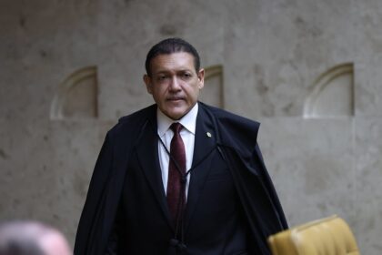 Nunes Marques e Flávio Dino em composição dividida representando embate no STF e TSE