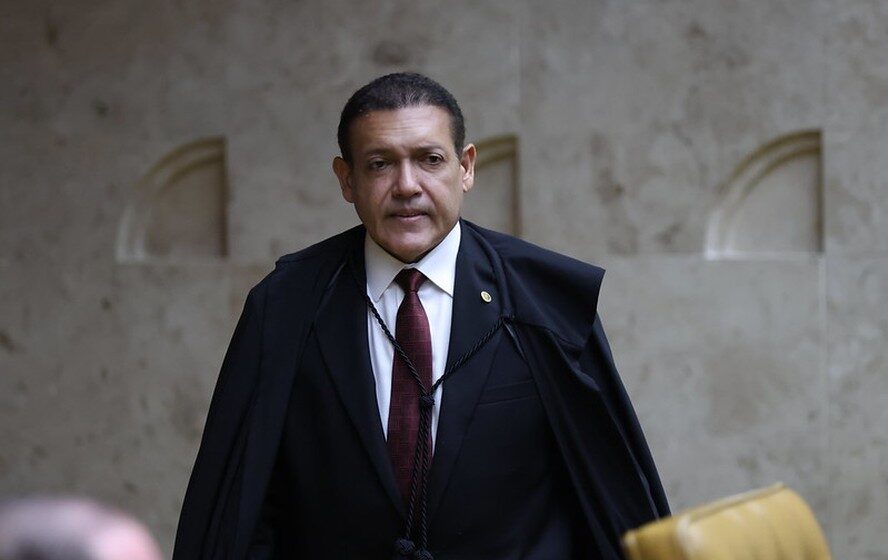 Nunes Marques e Flávio Dino em composição dividida representando embate no STF e TSE