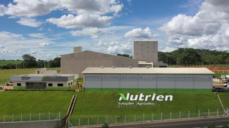 Logotipo da Nutrien sobre mapa do Brasil destacando São Paulo e Mato Grosso do Sul