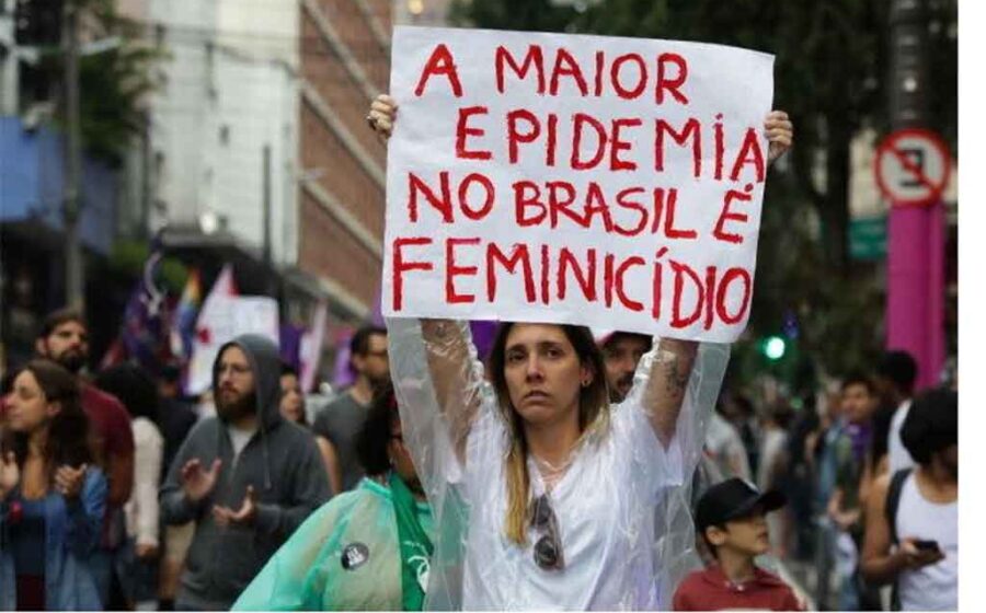 Gráfico mostra alta de feminicídios em 2025 enquanto homicídios caem, simbolizando falha estatal na proteção às mulheres