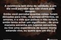 Casal elegante em ambiente luxuoso com gráfico financeiro mostrando disparidade de renda