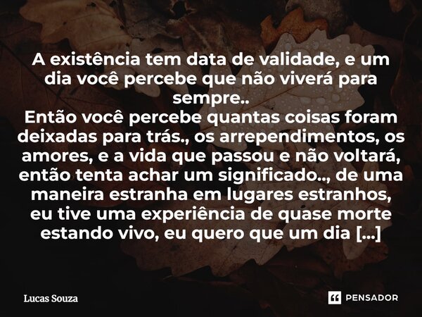 Casal elegante em ambiente luxuoso com gráfico financeiro mostrando disparidade de renda