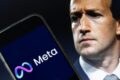 Mark Zuckerberg sorri segurando smartphone com app Muse da Meta em destaque, gráfico de ações subindo ao fundo