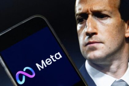 Mark Zuckerberg sorri segurando smartphone com app Muse da Meta em destaque, gráfico de ações subindo ao fundo
