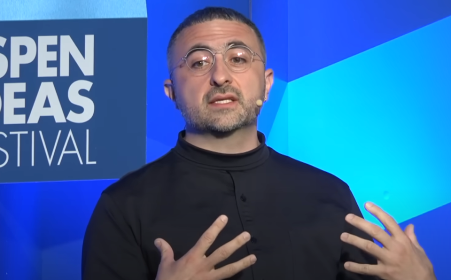 Mustafa Suleyman, CEO de IA da Microsoft, em entrevista rejeitando uso da China como desculpa para evitar regulação de IA