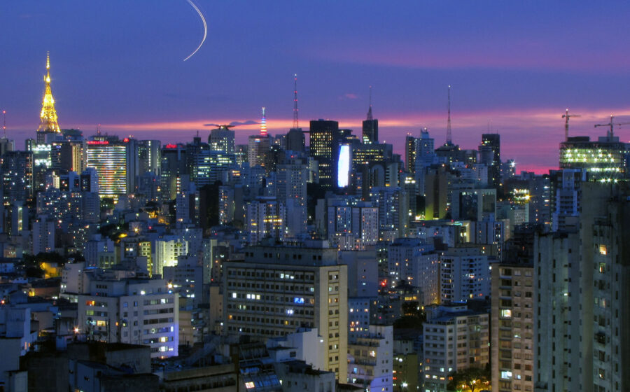 Canteiro de obras em São Paulo com estrutura de aço galvanizado e módulos pré-fabricados contrastando com alvenaria tradicional