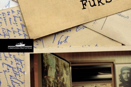 Julián Fuks segurando livro "Apresse-se Lentamente" com relógio de areia ao fundo simbolizando tempo e escrita