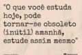 Pai e filha olham para holograma de profissões futuras com IA, simbolizando conselhos obsoletos