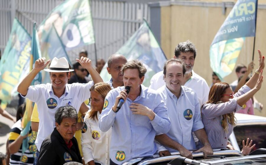 Santinhos de campanha jogados no chão em rua urbana na véspera da eleição, ilustrando crime eleitoral