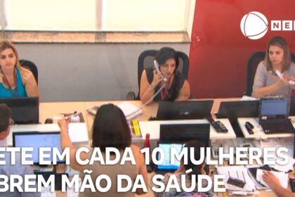 Mulheres em ponto de ônibus lotado olhando relógio, representando dificuldade de mobilidade urbana e impacto no emprego