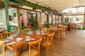 Diversas xícaras de café artesanal e quitandas em mesas de cafeterias participantes do festival Pé de Café